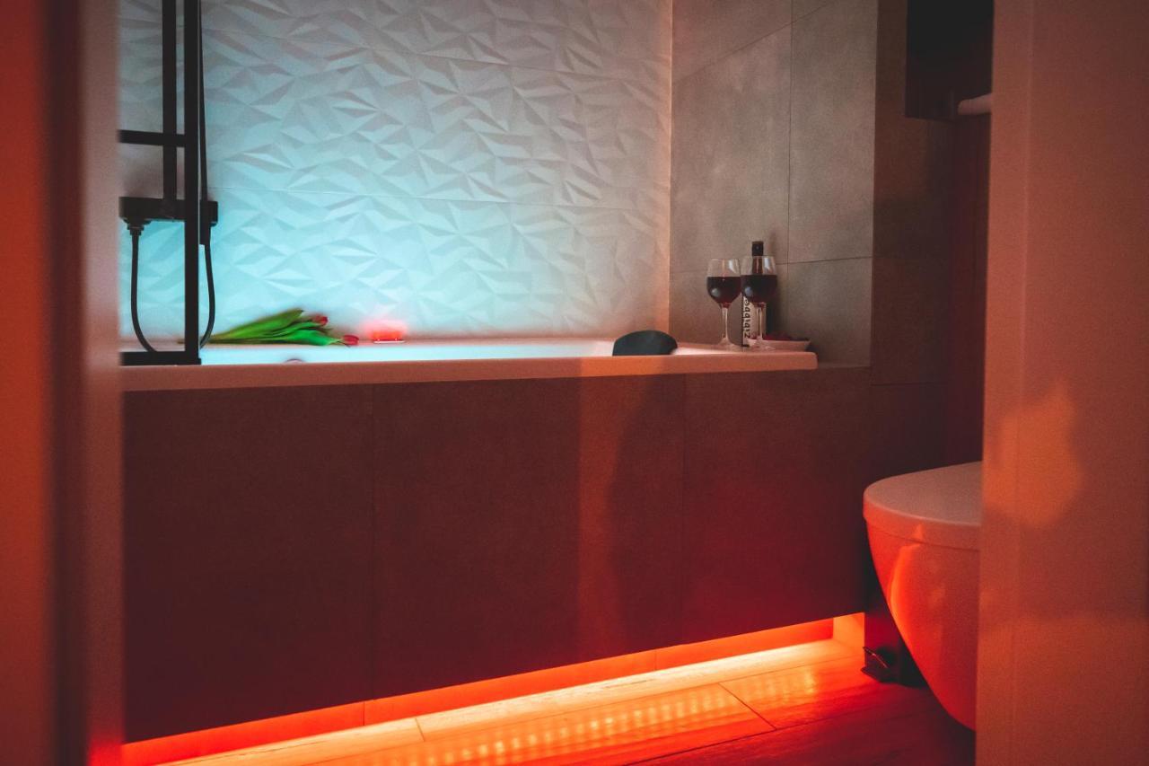 Movie Jacuzzi Apartment At The Main Station By Noclegi Renters Krasków Exterior foto