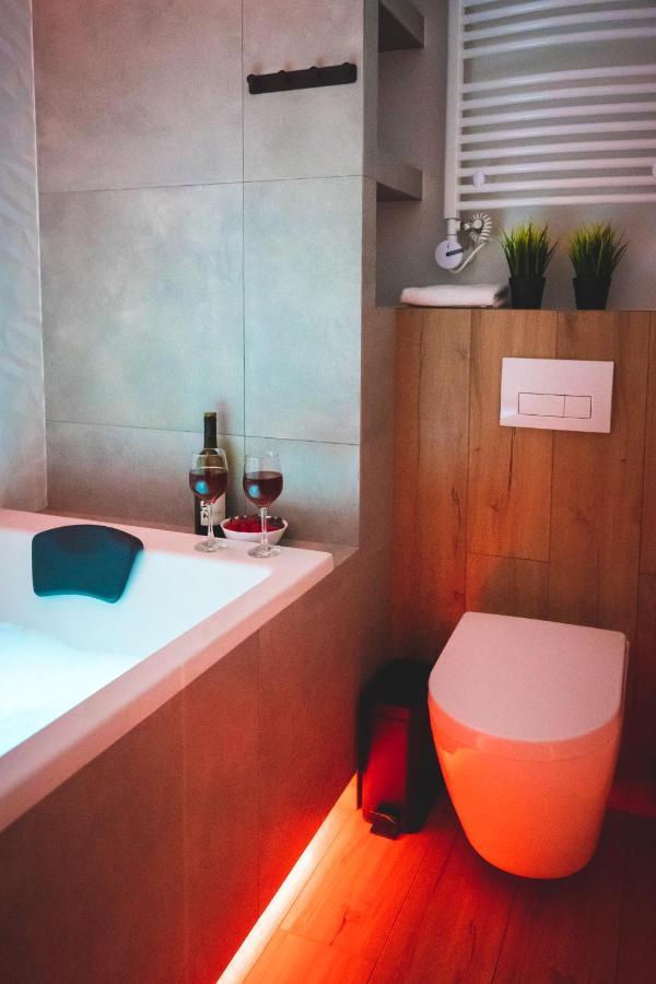 Movie Jacuzzi Apartment At The Main Station By Noclegi Renters Krasków Exterior foto