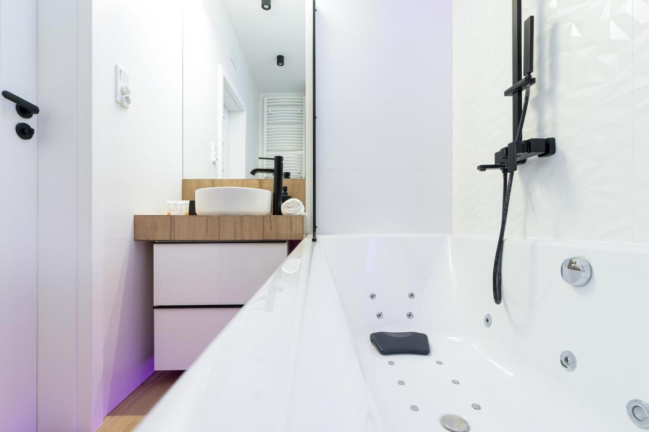 Movie Jacuzzi Apartment At The Main Station By Noclegi Renters Krasków Exterior foto