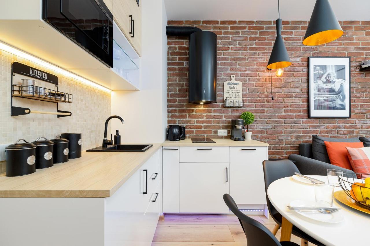 Movie Jacuzzi Apartment At The Main Station By Noclegi Renters Krasków Exterior foto