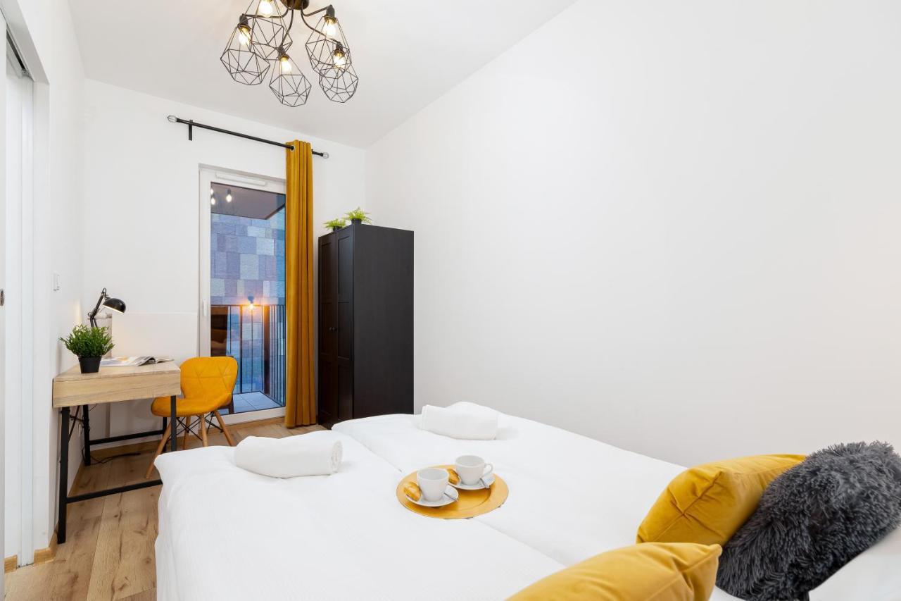 Movie Jacuzzi Apartment At The Main Station By Noclegi Renters Krasków Exterior foto