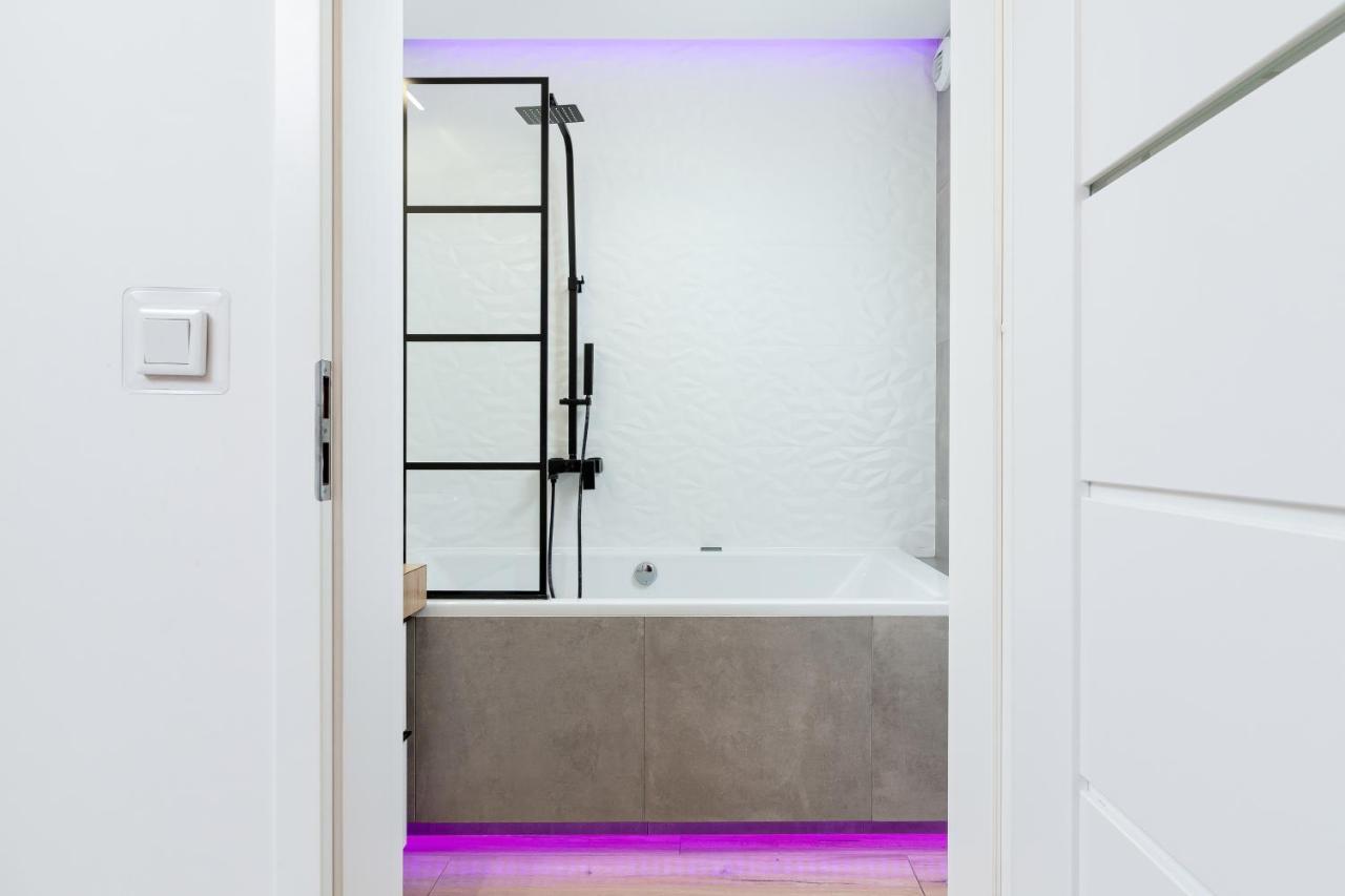 Movie Jacuzzi Apartment At The Main Station By Noclegi Renters Krasków Exterior foto