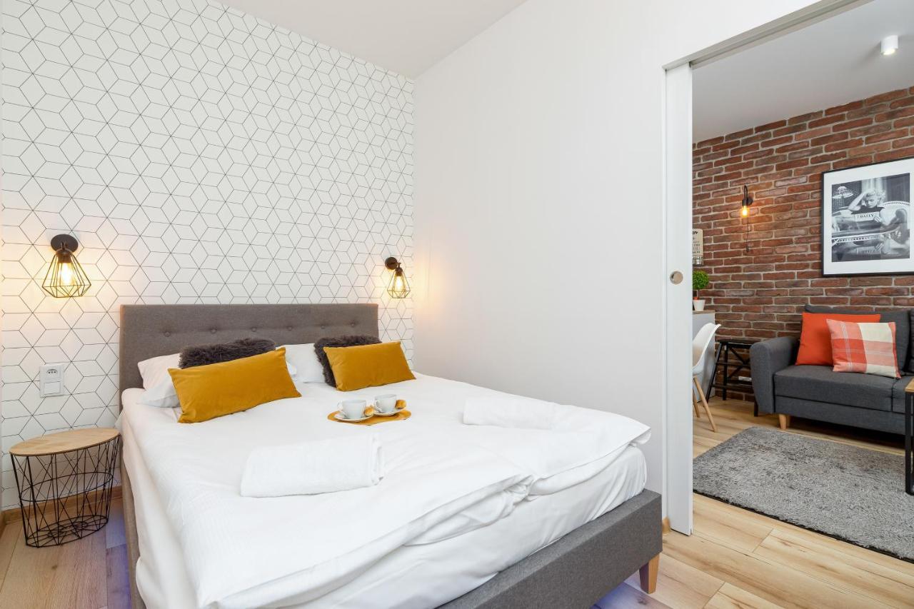 Movie Jacuzzi Apartment At The Main Station By Noclegi Renters Krasków Exterior foto