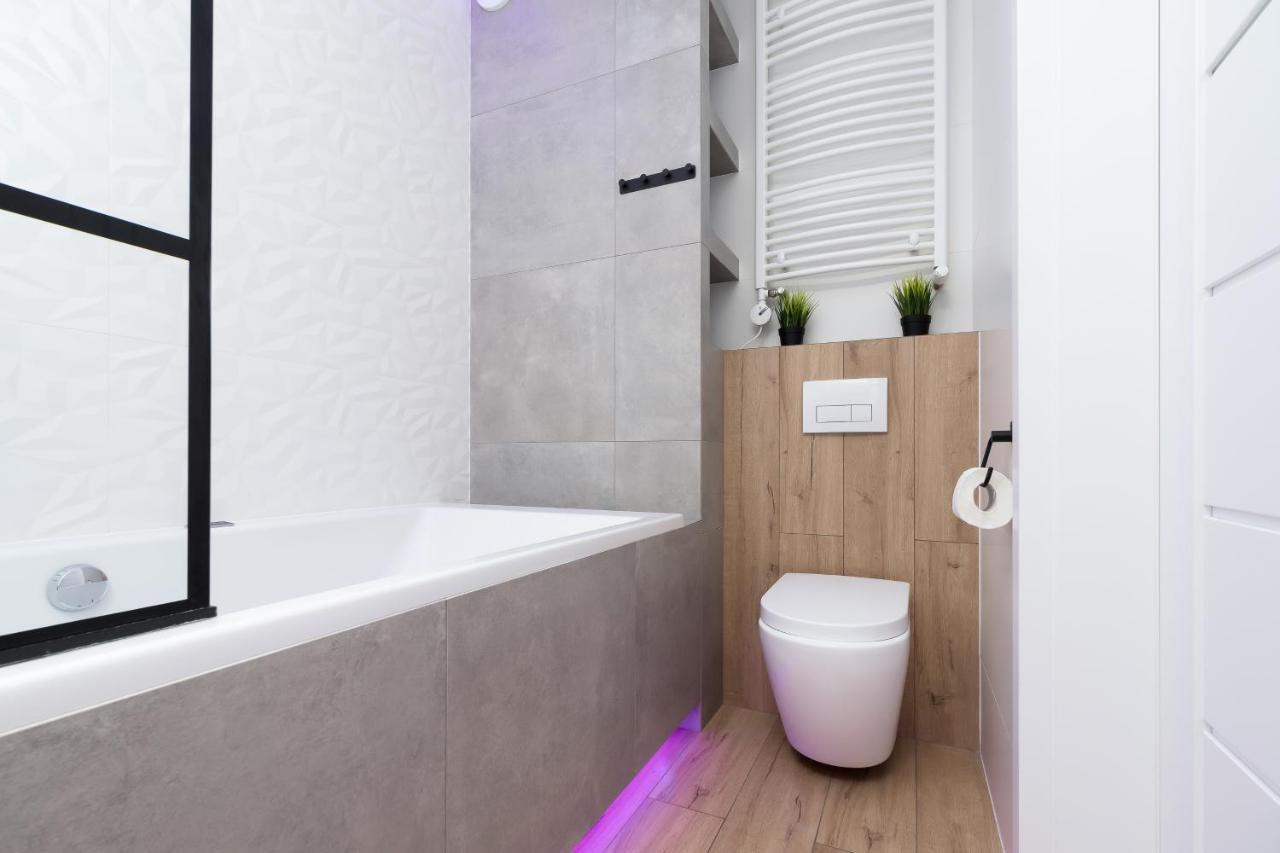 Movie Jacuzzi Apartment At The Main Station By Noclegi Renters Krasków Exterior foto