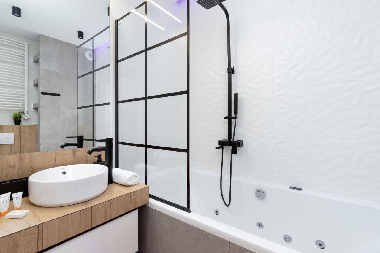 Movie Jacuzzi Apartment At The Main Station By Noclegi Renters Krasków Exterior foto